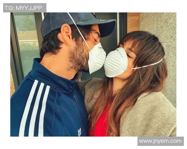 美女与足球明星甜蜜亲吻瞬间引发热议，爱情与运动的完美结合