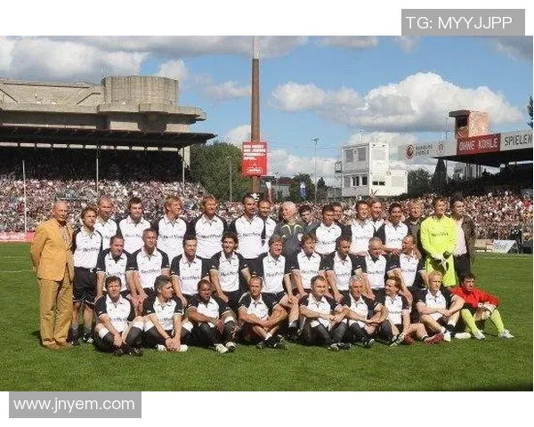 足球明星齐聚一堂西装大合照展现风采与魅力的精彩瞬间