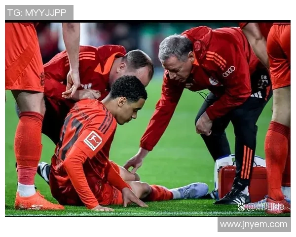 足球明星训练期间受伤瞬间揭秘展现运动员拼搏精神与伤痛挑战 足球明星训练期间受伤瞬间揭秘展现运动员拼搏精神与伤痛挑战