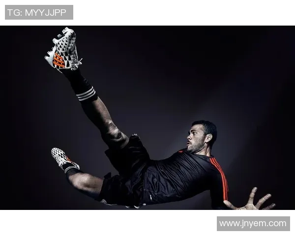 时尚与运动的完美结合足球明星图案拖鞋让你在夏日尽显个性魅力 时尚与运动的完美结合足球明星图案拖鞋让你在夏日尽显个性魅力