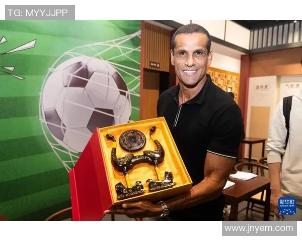 足球明星照片摆件打造个性化家居装饰提升球迷生活品质